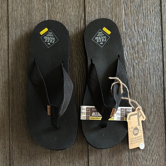 Freewaters Supreme Flip Sandals Black - Picture 1 of 5